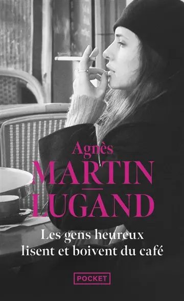 Les gens heureux lisent et boivent du café